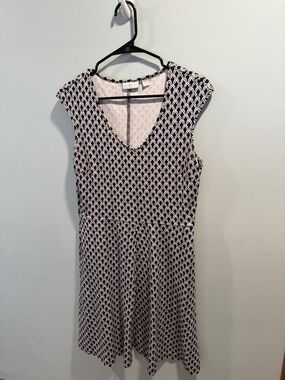 New York & Company Black and White Patterned V-Neck Dress Size Medium